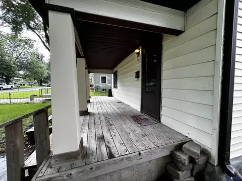 907 Bell St, Beatrice, NE 68310 photo 2