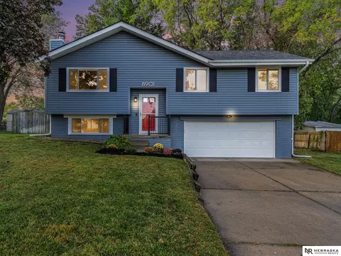 8901 Honey Locust Dr, La Vista, NE 68128