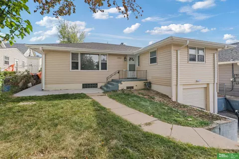 3303 R St, Omaha, NE 68107
