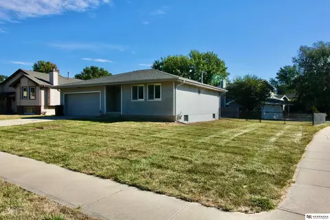 1705 Bristol St, Papillion, NE 68046