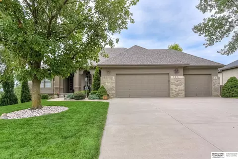 2002 Crest Ridge Dr, Papillion, NE 68133