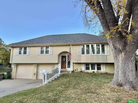 822 Matthies Dr, Papillion, NE 68046