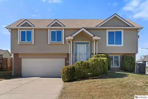 714 Tupelo Ln, Papillion, NE 68133