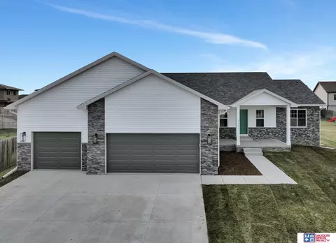 7611 Maxine Dr, Lincoln, NE 68516