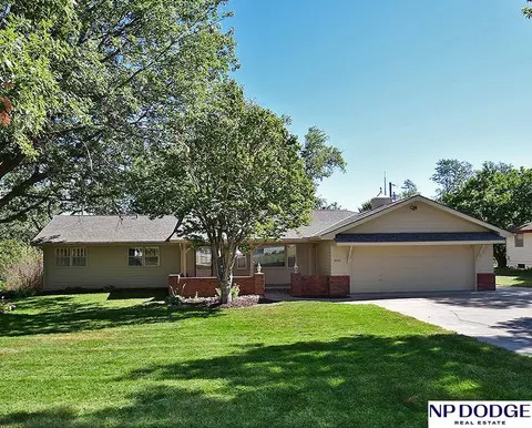 2041 N 94th St, Omaha, NE 68134