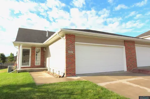 8867 Leighton Ave, Lincoln, NE 68507