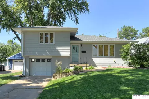 7834 Grover St, Omaha, NE 68124