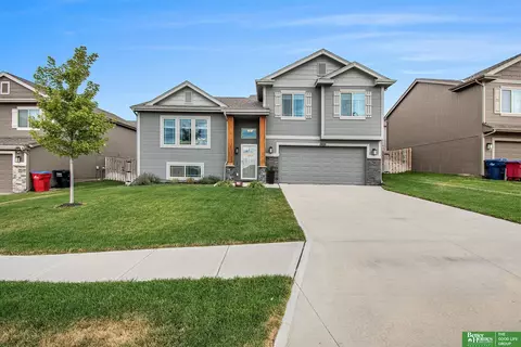 18820 Greenleaf St, Omaha, NE 68136