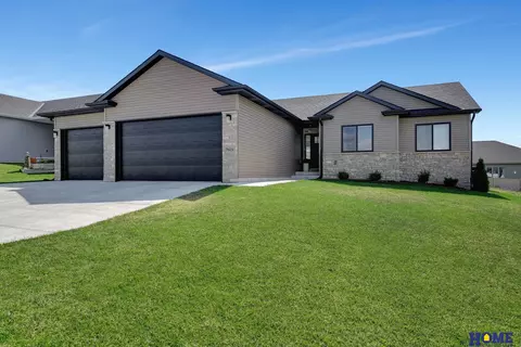 7601 Kallum Dr, Lincoln, NE 68516