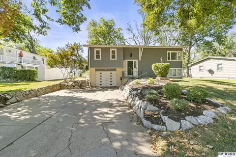 3112 Cottonwood Ln, Omaha, NE 68134