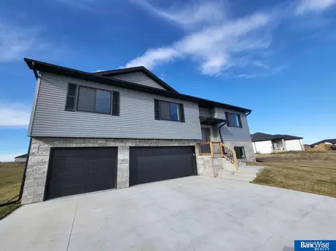 9521 Dalton Dr, Lincoln, NE 68516