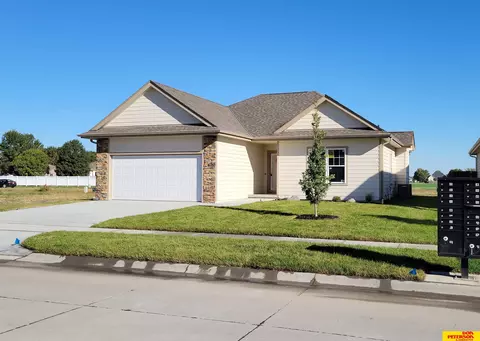 3058 Aurora Dr, Fremont, NE 68025
