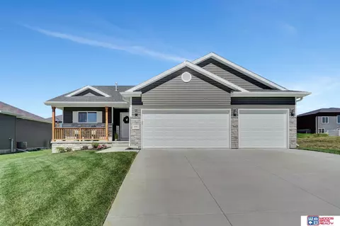 190 Woodland Blvd, Hickman, NE 68372