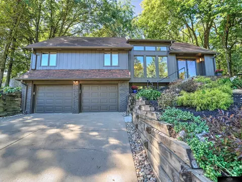 9018 Timberline Dr, Omaha, NE 68152