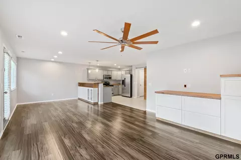 17566 Parker Plz, Omaha, NE 68118