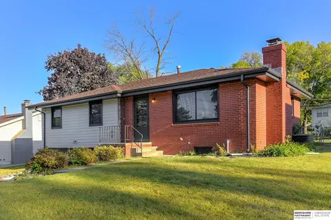 6332 Whitmore St, Omaha, NE 68152