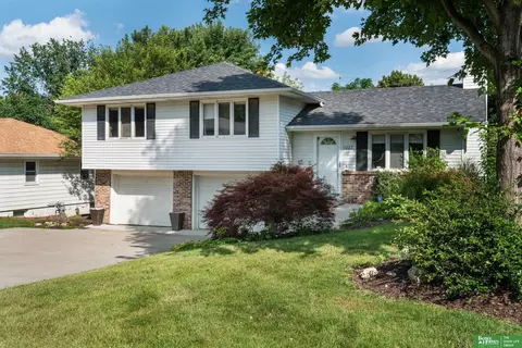 1027 Fawn Pkwy, Omaha, NE 68154