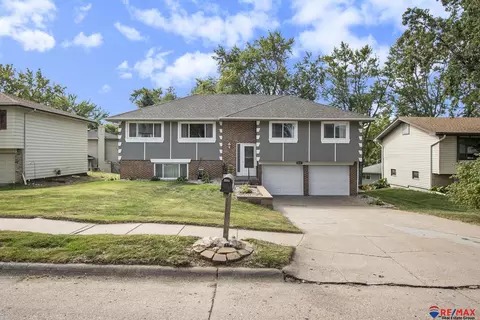 10211 M St, Omaha, NE 68127
