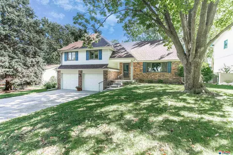 1720 Buckingham Dr, Lincoln, NE 68506