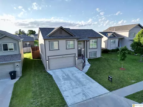 9152 Hanover St, Omaha, NE 68122