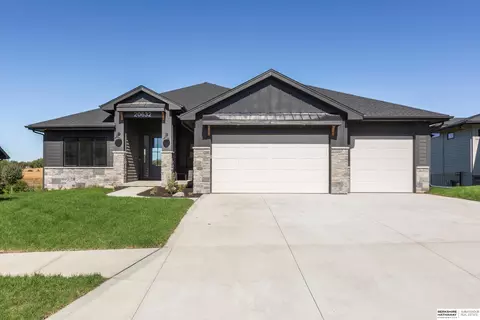 20632 Woodridge Dr, Gretna, NE 68028