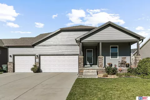 9536 Eastview Rd, Lincoln, NE 68505