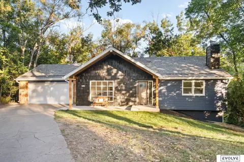 207 Forest Dr, Bellevue, NE 68005