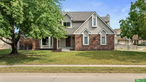 808 Joseph Dr, Papillion, NE 68046