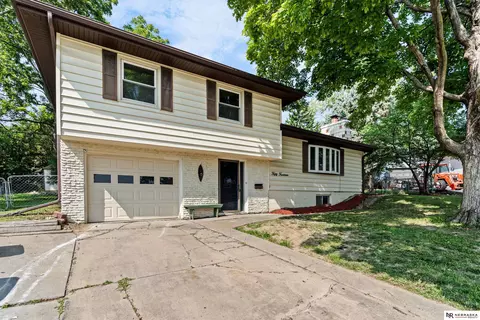 5014 Amy Cir, Omaha, NE 68137
