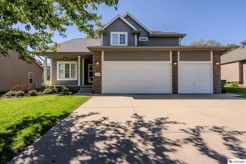 216 Castle Pine Dr, Papillion, NE 68133
