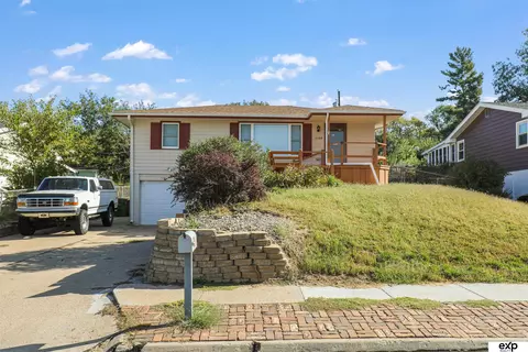 7509 Arrow Rock Dr, Omaha, NE 68157