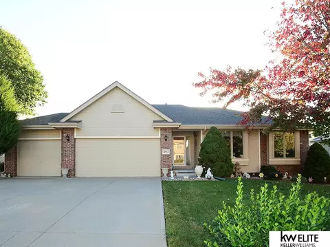 8533 S 100th St, La Vista, NE 68128