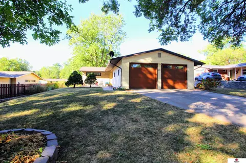 615 Eldon Dr, Lincoln, NE 68510