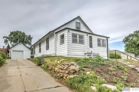 6045 Pine St, Omaha, NE 68106