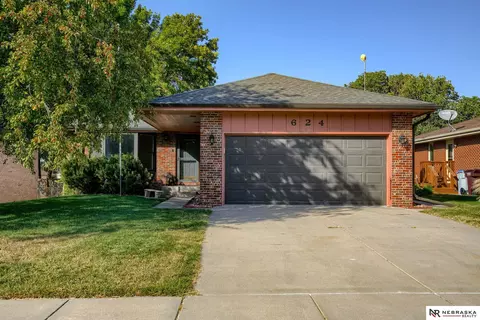 624 Sailside Dr, Lincoln, NE 68528