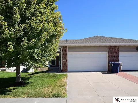 6124 Maple View Dr, Lincoln, NE 68512