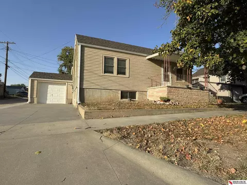 315 12th St, Fairbury, NE 68352