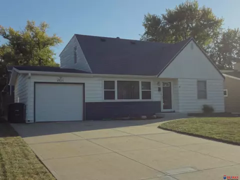 4923 Curlew Ln, Omaha, NE 68106