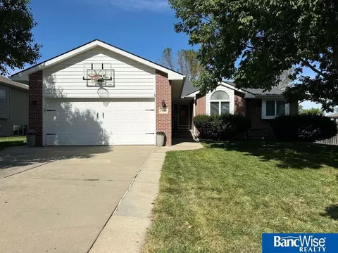 7930 Creek View Dr, Lincoln, NE 68516