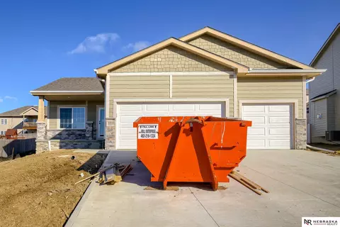 5008 Heartland Dr, Papillion, NE 68133