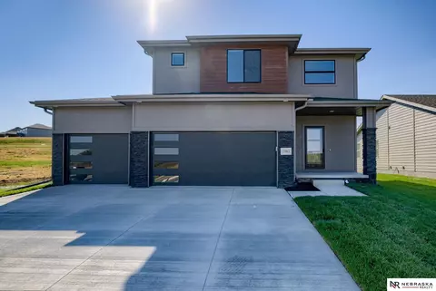 15963 Kempten Creek Dr, Bennington, NE 68007
