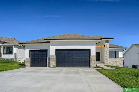 19112 Pinehurst Ave, Omaha, NE 68136
