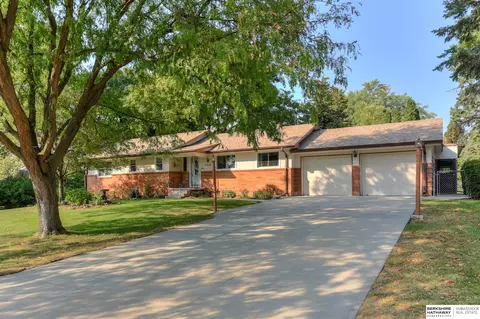 9002 Dorcas St, Omaha, NE 68124