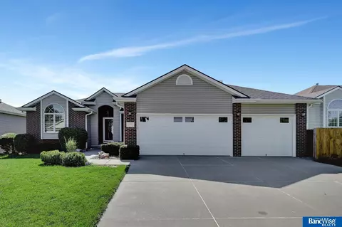5725 Chatsworth Ln, Lincoln, NE 68516