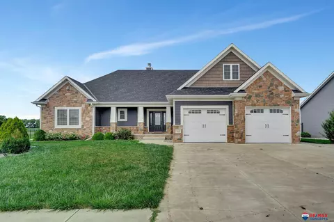 202 Knotty Pine Ln, Seward, NE 68434