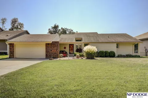 7911 Molokai Dr, Papillion, NE 68046