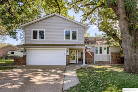 136 Bellevue Blvd S, Bellevue, NE 68005