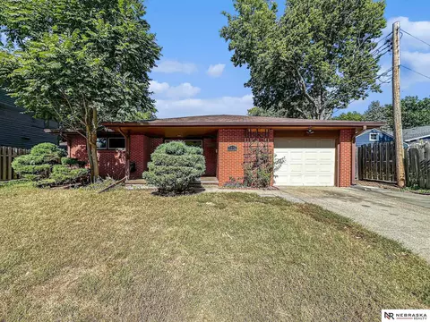3716 Apple St, Lincoln, NE 68503