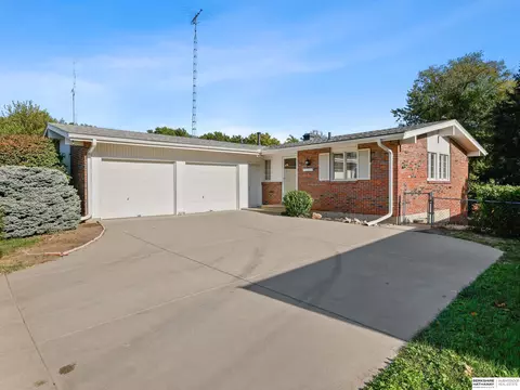 520 Jeffery Dr, Lincoln, NE 68505