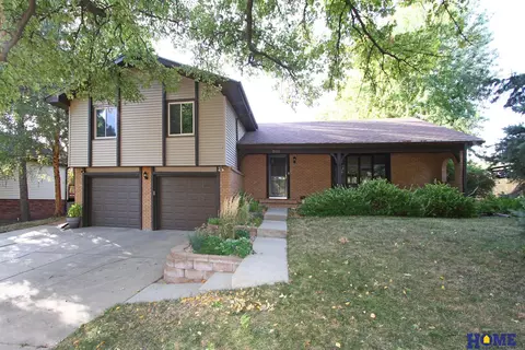 2411 S Canterbury Ln, Lincoln, NE 68512